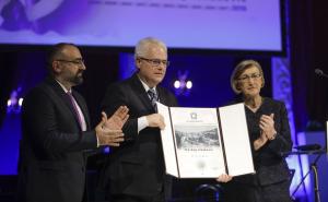 Foto: AA / Ivo Josipović dobitnik Međunarodne nagrade “Isa-beg Ishaković” 2018. godine